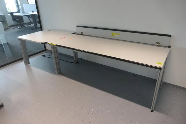 Arbeitstisch mit EPA-Tischplatte Maße in cm ca. 295 x 93 x 76